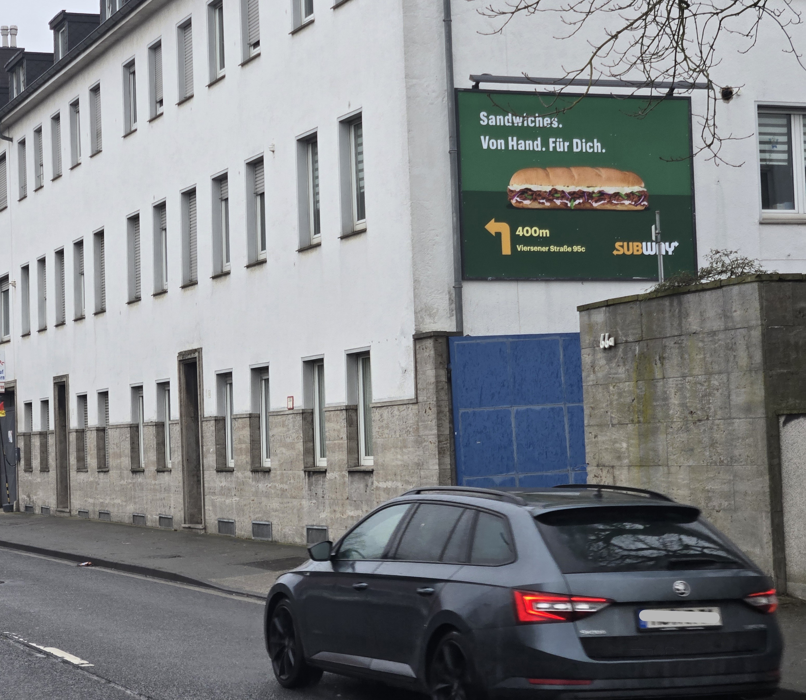 nextevo DOOH Kampagne – Hauptstraße mit viel Verkehr